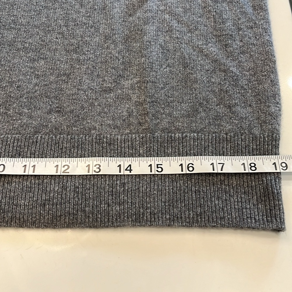 100% Cashmere Men’s V-neck by Halogen. Ribbed along V-neckline, waist & sleeve - Picture 7 of 11